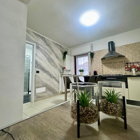 Casa Alessio - Elegante Appartamento Nel Cuore Di Cesano Maderno Esterno foto
