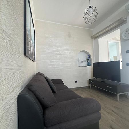 Casa Alessio - Elegante Appartamento Nel Cuore Di Cesano Maderno Esterno foto