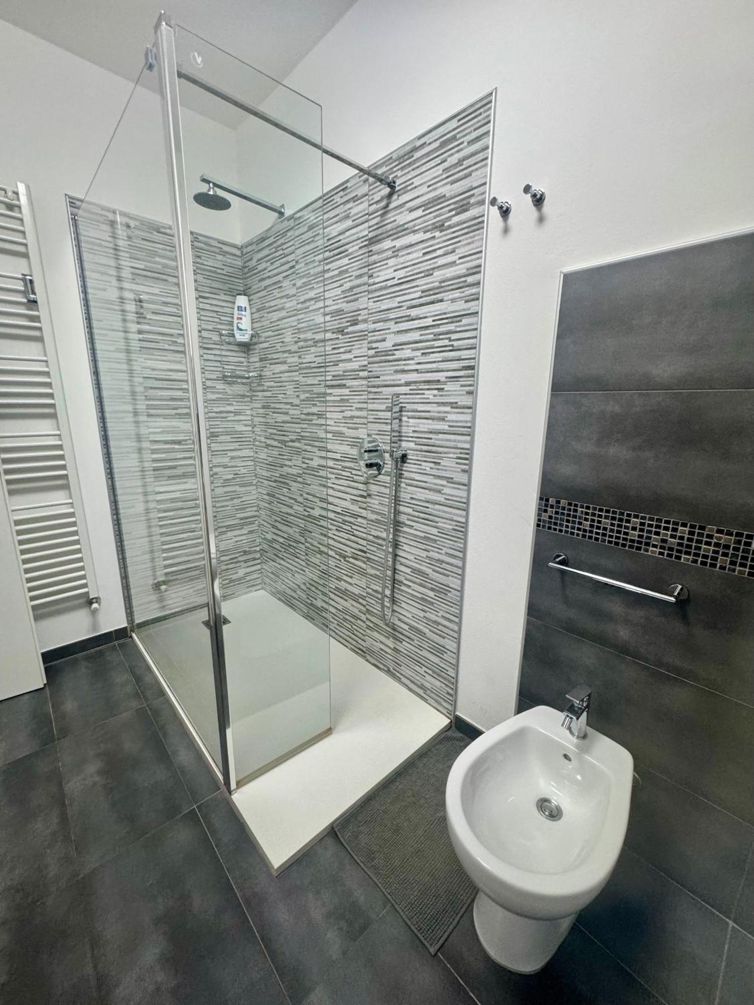 Casa Alessio - Elegante Appartamento Nel Cuore Di Cesano Maderno Esterno foto