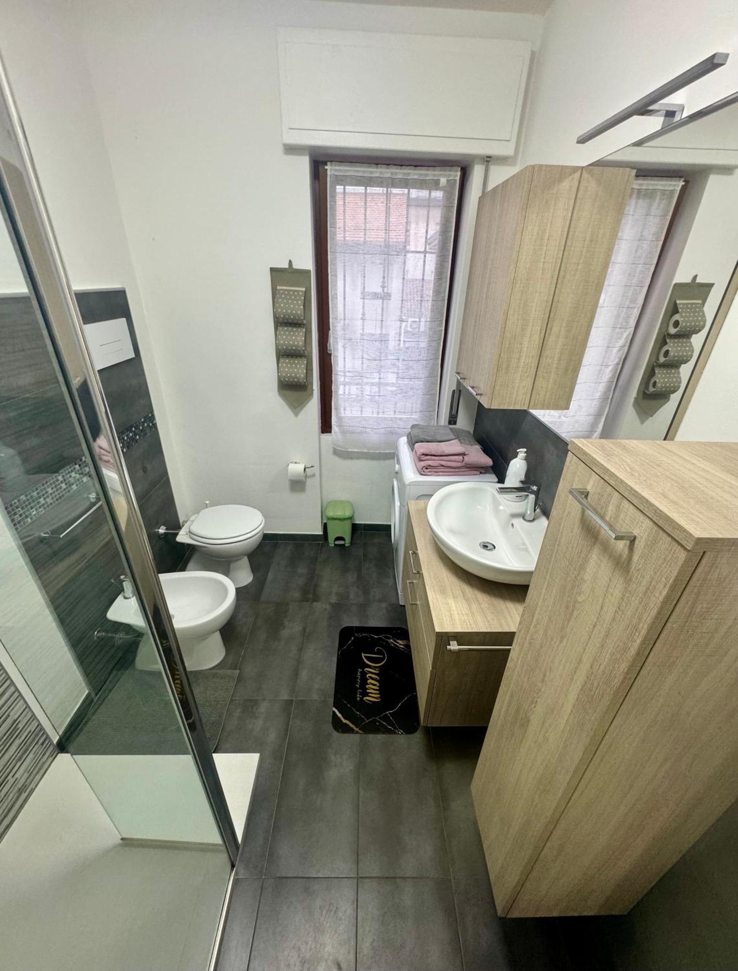 Casa Alessio - Elegante Appartamento Nel Cuore Di Cesano Maderno Esterno foto