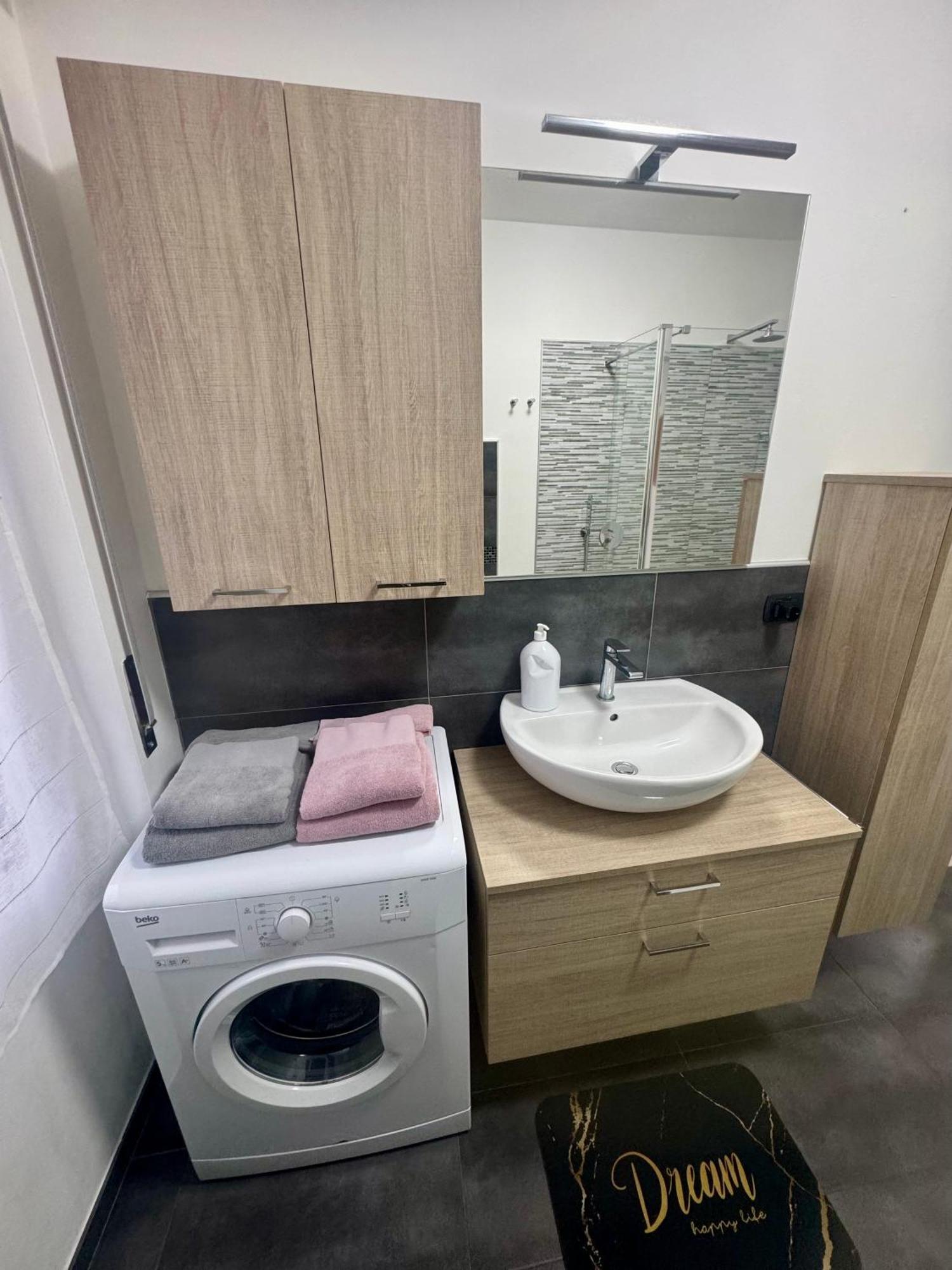 Casa Alessio - Elegante Appartamento Nel Cuore Di Cesano Maderno Esterno foto