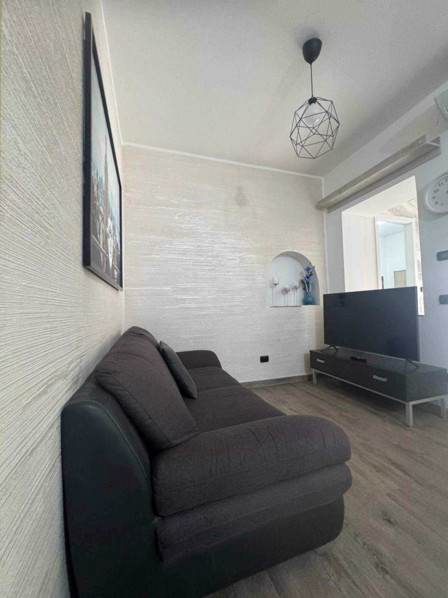 Casa Alessio - Elegante Appartamento Nel Cuore Di Cesano Maderno Esterno foto